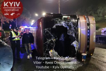 Ледь не зачепив бензовоз: 18 осіб постраждали внаслідок ДТП за участі автобуса у Києві (фото)