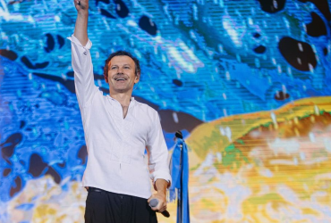 Навився як вовк: босоногого Святослава Вакарчука розкритикували за виступ під дощем