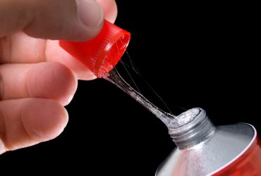 Як позбутися від плям суперклею: п'ять простих рішень