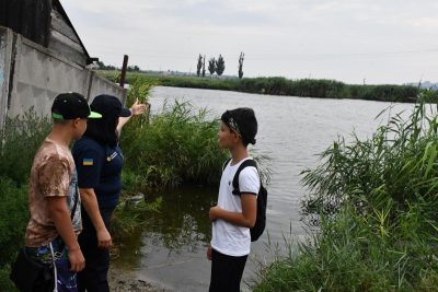 Попытка самоубийства? Очевидцы засняли девушку за перилами ограждения реки. ВИДЕО - krim-avtovikup.ru