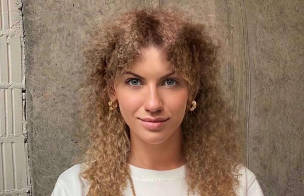 Кучерява та "затянута": українська телеведуча здивувала добіркою зачісок (фото)