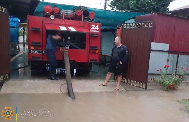 Затоплені двори, вода в будинках: український курорт пішов під воду після зливи (фото)