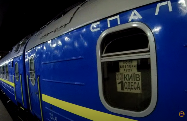 Українці розкуповують квитки на передсвяткові потяги: на яких напрямках виник дефіцит