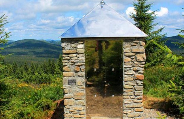 "Через з'явлення диявола": туристи у Карпатах помітили містичну капличку (фото)