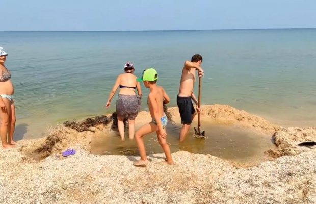 Винахідливі туристи показали, як врятуватися від медуз на Азовському морі (відео)