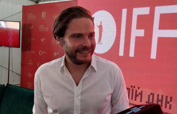 Зірка Marvel презентував на ОМКФ свій режисерський дебют - трагікомедію "Поганий сусід"