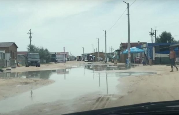 "Відпочинок у калюжі": туристи відмовляються їхати до Кирилівки через медуз та наслідки дощів (відео)