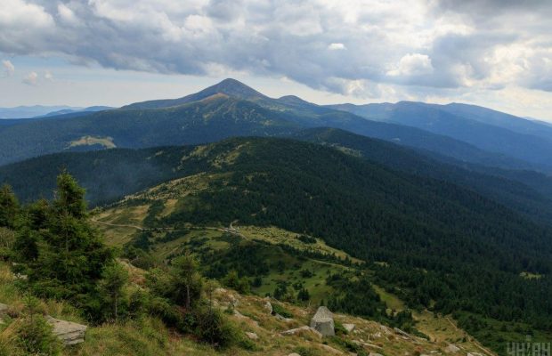 Вода за 100 гривень: стихійний ринок на вершині Говерли спантеличив туристів (фото)