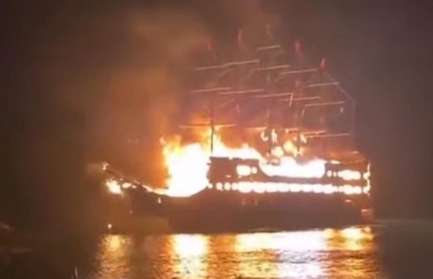 Стрибали за борт: на популярному курорті Туреччини спалахнули чотири екскурсійні кораблі