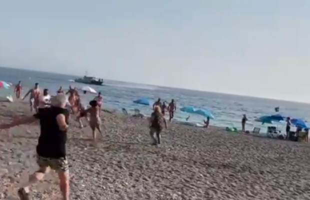 На пляж в Іспанії влетіло судно з наркотиками: контрабандистів ловили відпочивальники (відео)