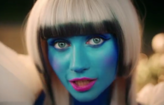 Щоб "викаблучитися": українська співачка заради кліпу наростила "крейзі" нігті на ногах (фото, відео)