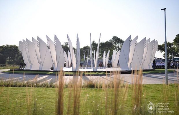 У Черкаській області відкрили масштабний арт-об'єкт "Серце України", виконаний зі сталі "Метінвесту"