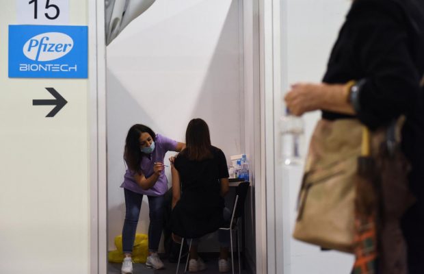 У Греції перестануть пускати в кафе і бари тих, хто не має щеплення від COVID