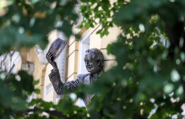 В Киеве открыли мемориальную доску-горельеф на доме, где жил Богдан Ступка (фоторепортаж)
