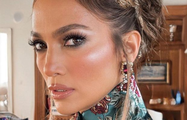 "Выглядит нелепо": Дженнифер Лопес опозорилась на шоу Dolce & Gabbana