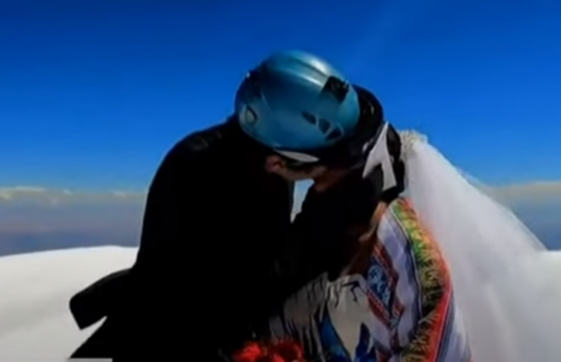 Відважні та закохані: пара з Болівії зіграла весілля на найвищій горі в Андах (відео)