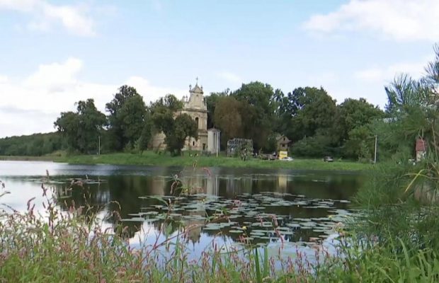 У Львівській області 20 відомих художників зібралися заради порятунку стародавнього костелу (відео)