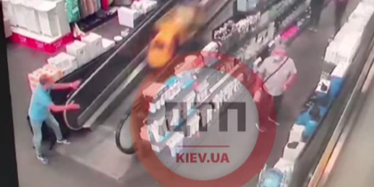 В конце эскалатора машинку словил случайный прохожий / скриншот видео В конце эскалатора машинку словил случайный прохожий / скриншот видео