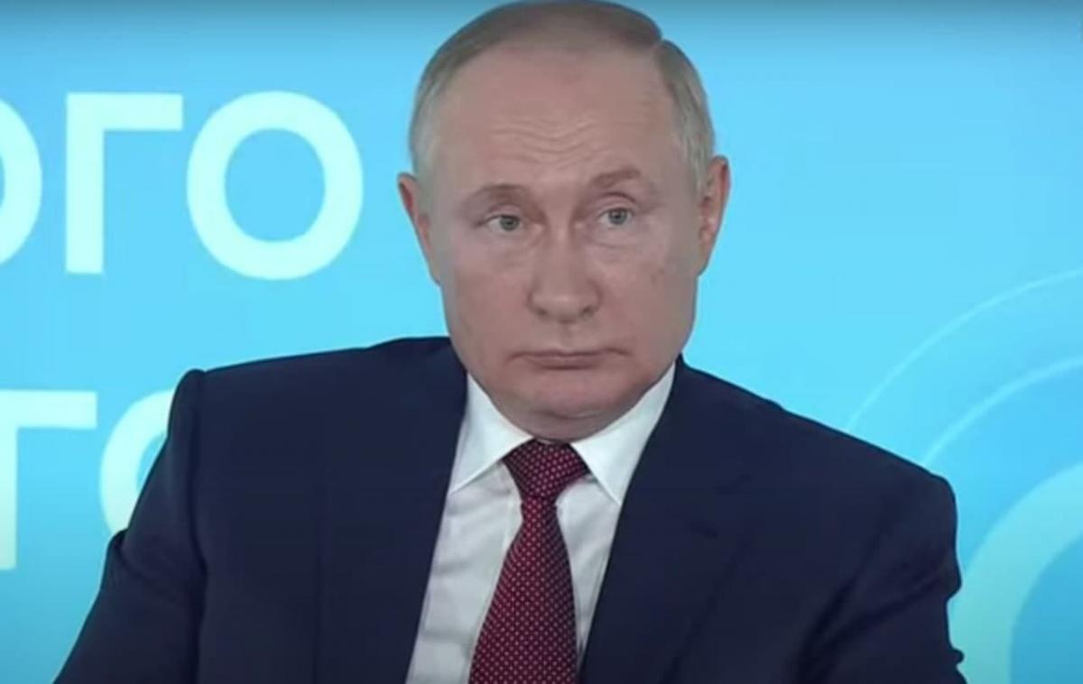 Пока Зеленский активно ведет социальные сети, российский президент с трудом представляет, что такое YouTube / скриншот с видео Пока Зеленский активно ведет социальные сети, российский президент с трудом представляет, что такое YouTube / скриншот с видео