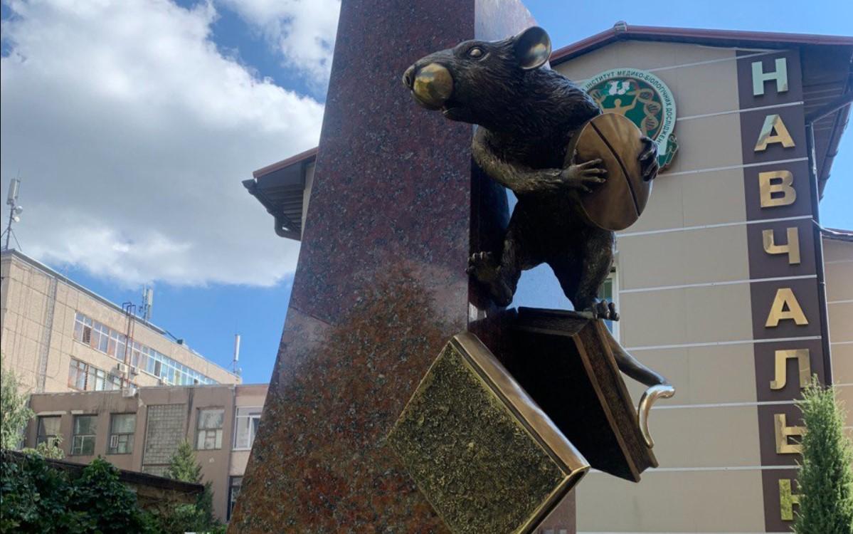 У Харкові відкрили пам'ятник щуру "Феномен наук про здоров'я" / фото сайт НФаУ.