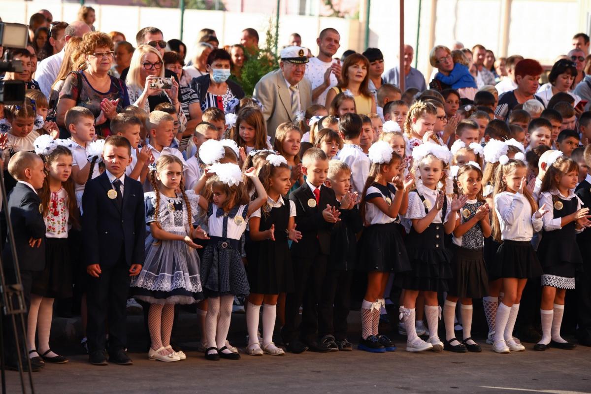 Флешмоби, танцювальні та пісенні виступи, читання віршів – так зустріли День знань більшість одеських шкіл / фото omr.gov.ua