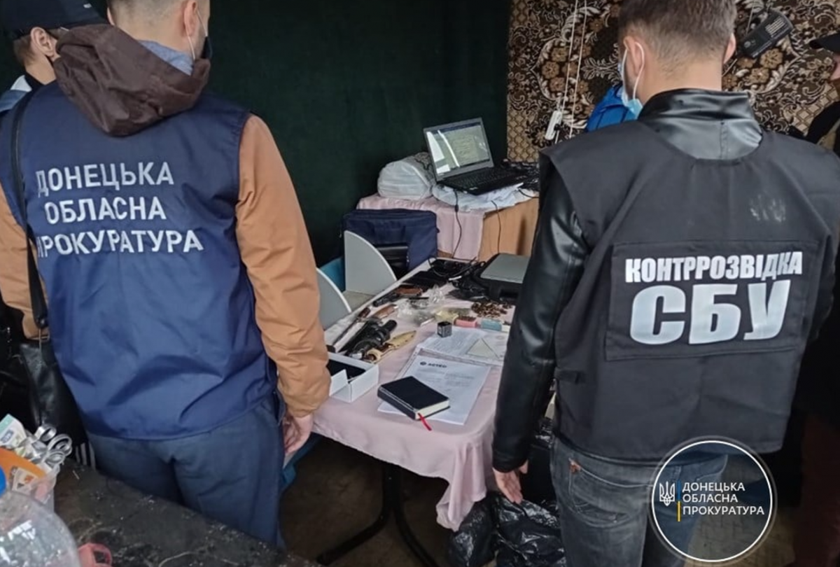 У зловмисника провели обшук / фото Донецька обласна прокуратура У зловмисника провели обшук / фото Донецька обласна прокуратура