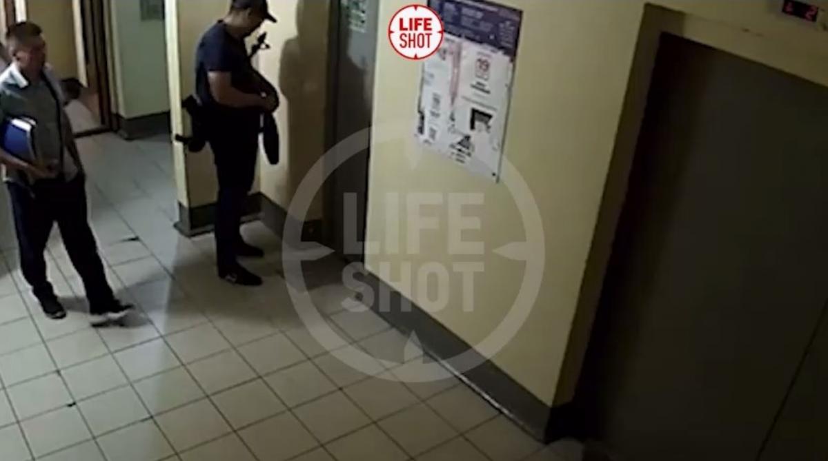 Инцидент произошел в лифте многоэтажки / скриншот из видео Инцидент произошел в лифте многоэтажки / скриншот из видео