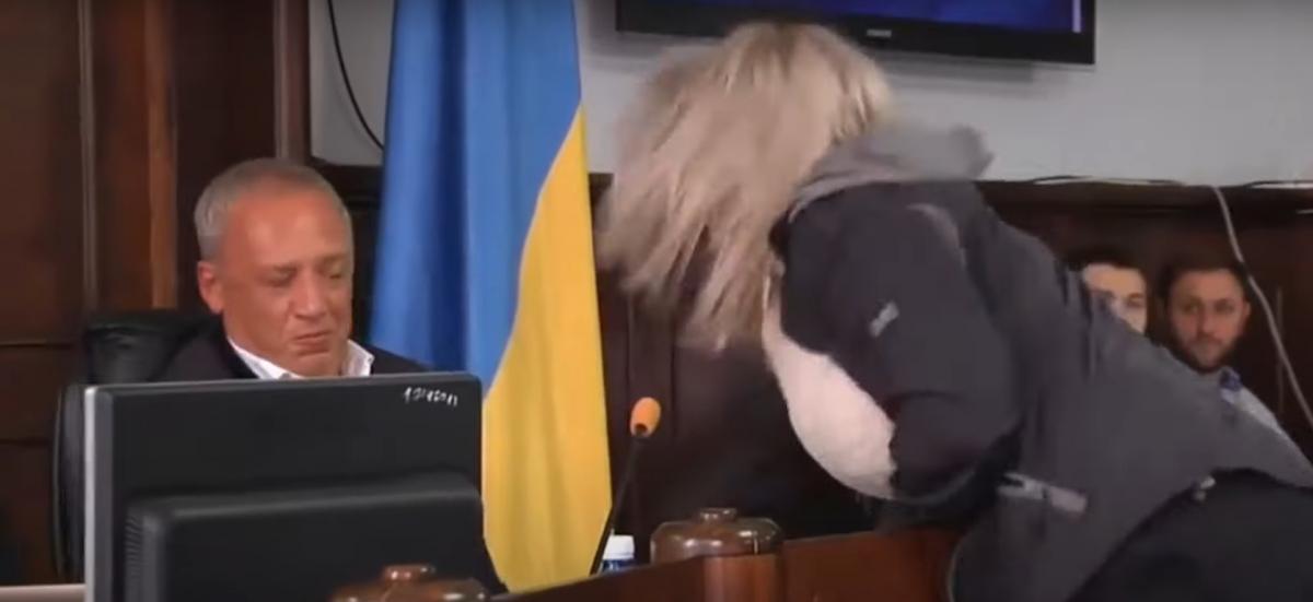 Жінка влаштувала істерику меру Чернівців / Скріншот з відео Жінка влаштувала істерику меру Чернівців / Скріншот з відео