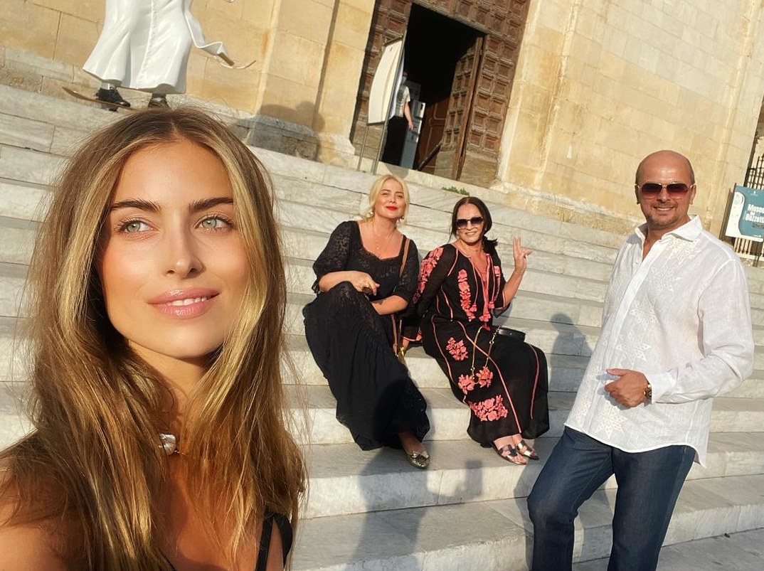 Евдокименко позировала в одном халатике / instagram.com/iamsofiaeve Евдокименко позировала в одном халатике / instagram.com/iamsofiaeve
