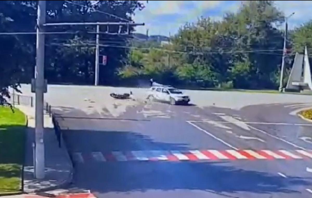 За кермом автівки був 25-річний працівник поліції / скріншот з відео За кермом автівки був 25-річний працівник поліції / скріншот з відео