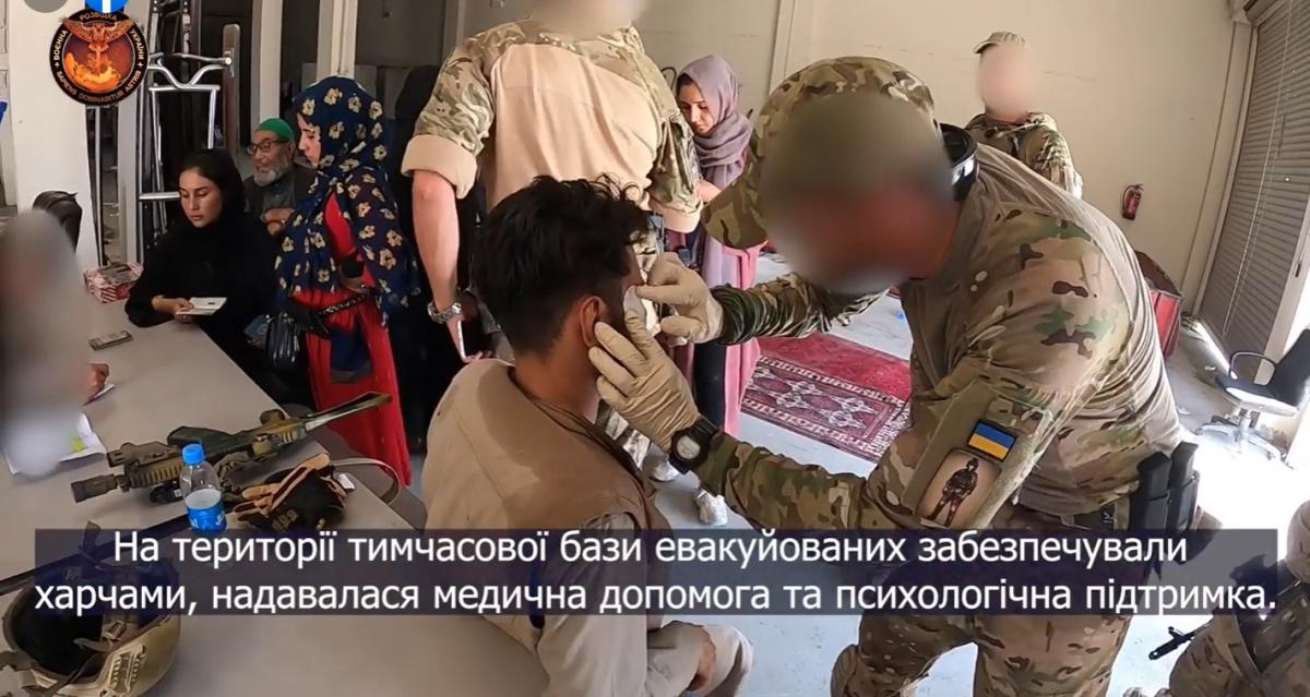 Украинские бойцы эвакуировали людей из Кабула / скриншот с видео Украинские бойцы эвакуировали людей из Кабула / скриншот с видео