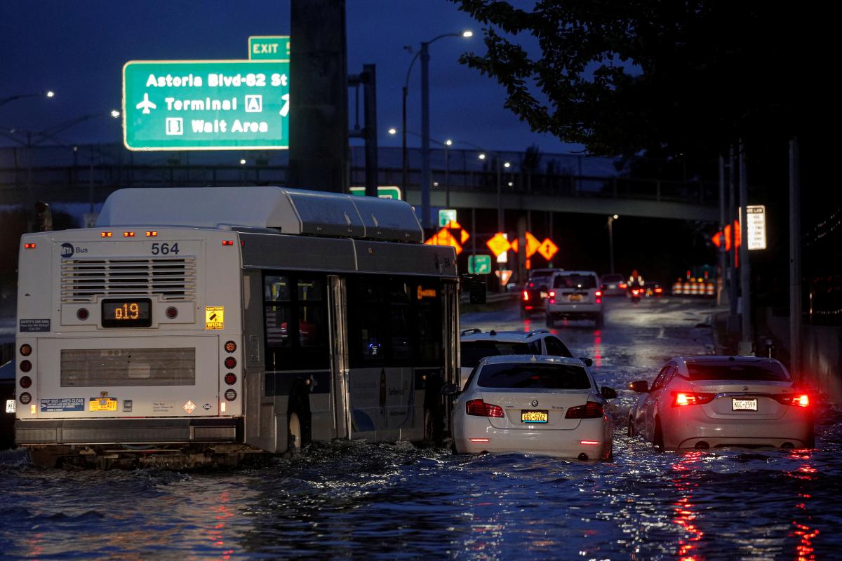 В Нью-Йорке зарегистрировано девять смертей в результате урагана "Ида" / фото REUTERS