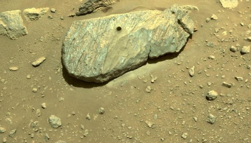 Perseverance показал камень, образец которого доставят на Землю / фото NASA