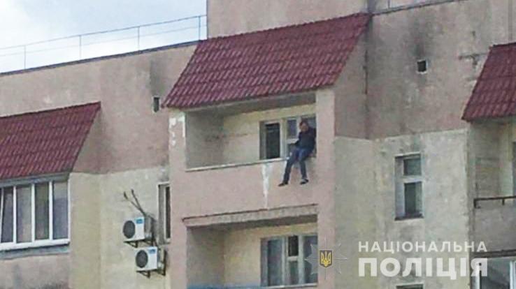 Житель многоэтажки хотел спрыгнуть с перил балкона / фото НПУ Житель многоэтажки хотел спрыгнуть с перил балкона / фото НПУ