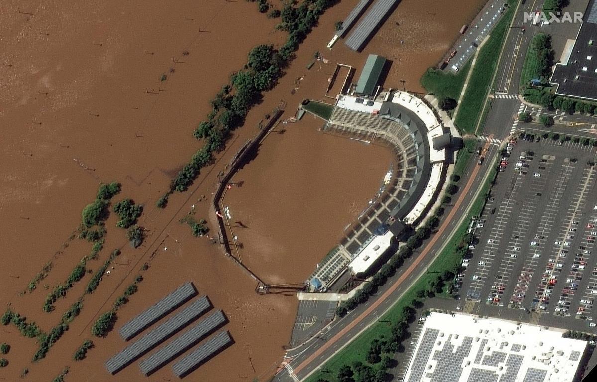 После "Иды" стадион пошел под воду / фото REUTERS
