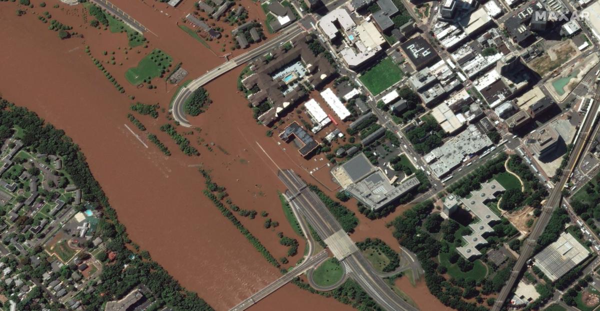 После урагана и наводнения вода в реках окрасилась в рыжий цвет / фото REUTERS