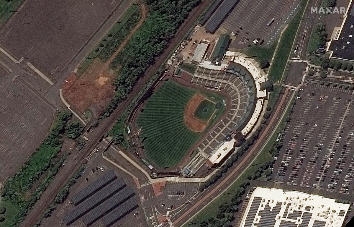Стадион до урагана / фото REUTERS
