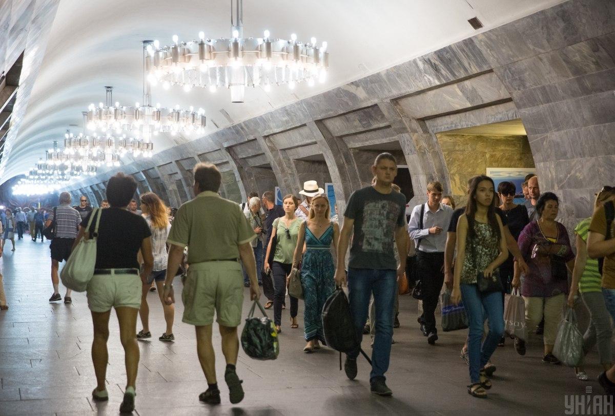 Підземні станції метрополітену продовжують цілодобово працювати як укриття для людей / фото УНІАН, Інна Соколовська Підземні станції метрополітену продовжують цілодобово працювати як укриття для людей / фото УНІАН, Інна Соколовська
