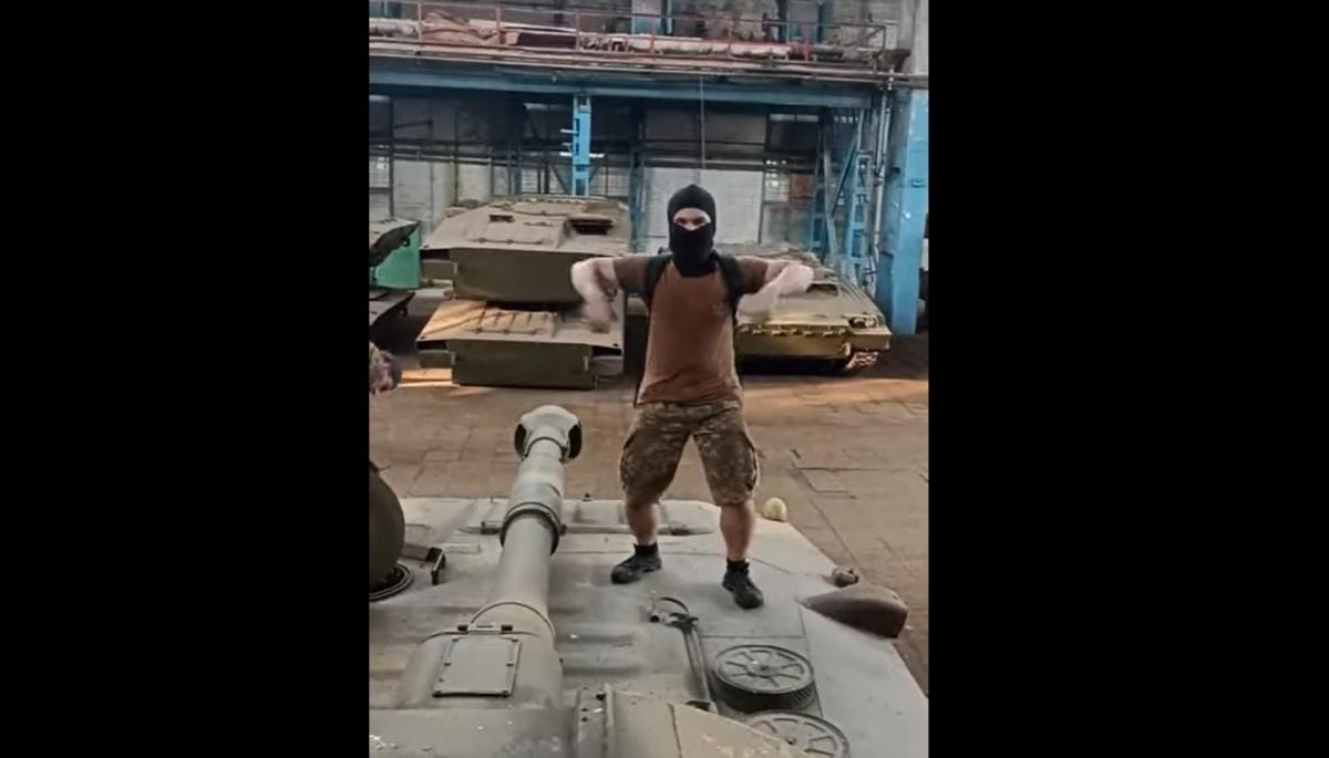 Один з блогерів станцював на 2С1 "Гвоздика" / скріншот з відео Один з блогерів станцював на 2С1 "Гвоздика" / скріншот з відео