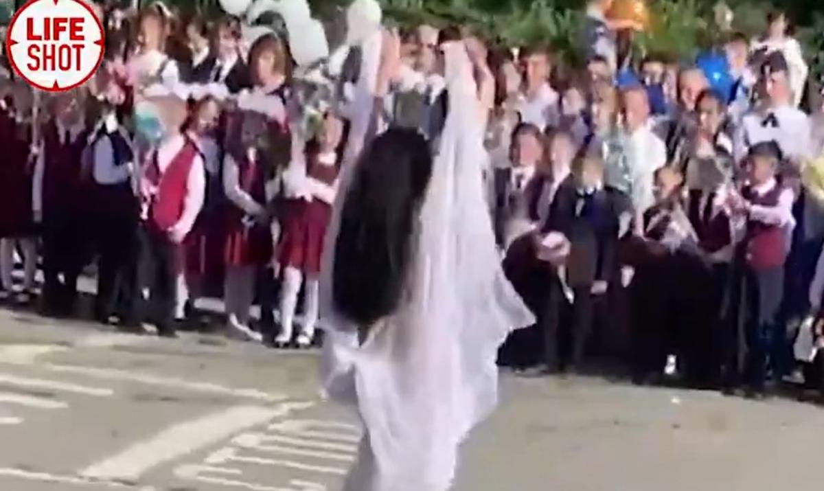 Вчителька зображувала птаха щастя / скріншот з відео Вчителька зображувала птаха щастя / скріншот з відео