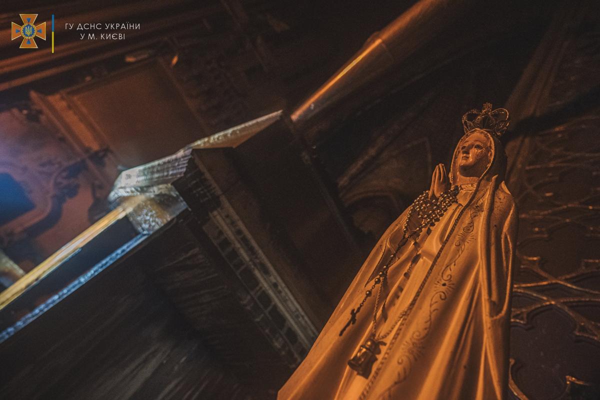 Пожар в костеле Святого Николая произошел поздно вечером 3 сентября / фото ГСЧС Украины в Киеве