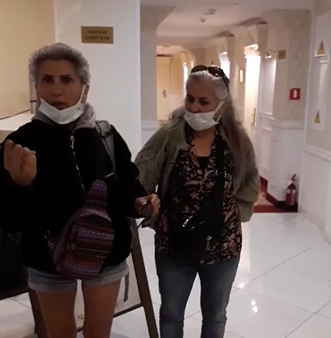 В Киеве у отеля таксист ударил пожилую итальянку / Скриншот