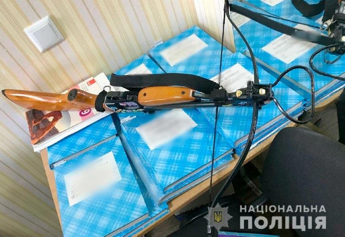 В Полтаве взяли под стражу девушку, которая ранила из арбалета учителей / фото pl.npu.gov.ua В Полтаве взяли под стражу девушку, которая ранила из арбалета учителей / фото pl.npu.gov.ua