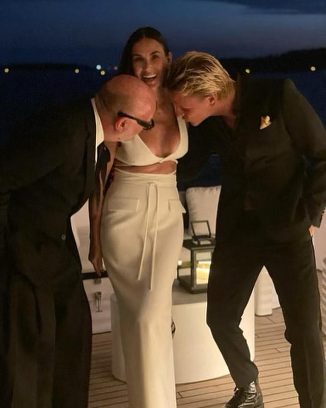 Демі Мур побешкетувала з двома чоловіками / instagram.com/demimoore Демі Мур побешкетувала з двома чоловіками / instagram.com/demimoore
