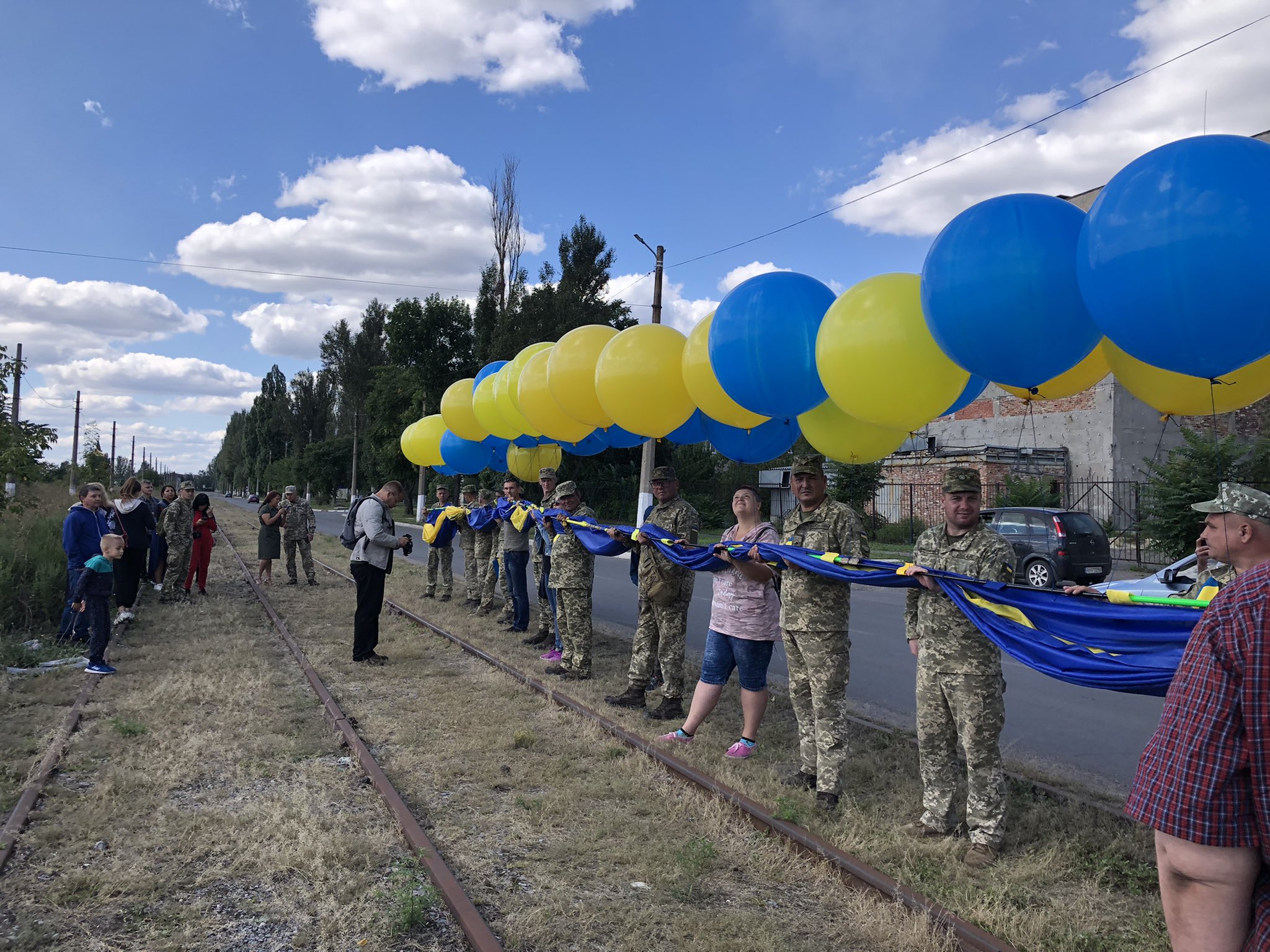 Патріоти запустили у бік окупантів український прапор / фото twitter.com/jolud13