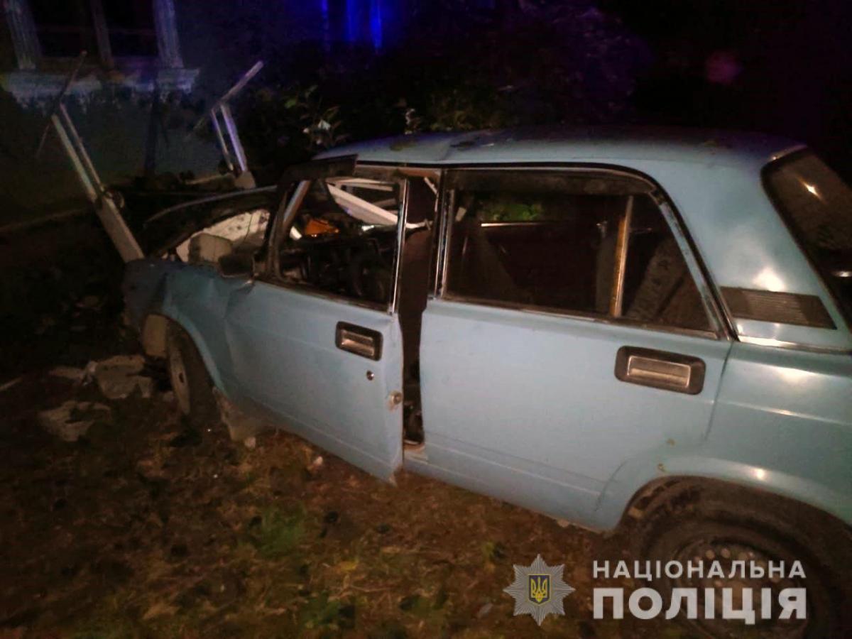 У Чернівецькій області авто влетіло в колодязь / фото прес-служба поліції Чернівецької області У Чернівецькій області авто влетіло в колодязь / фото прес-служба поліції Чернівецької області