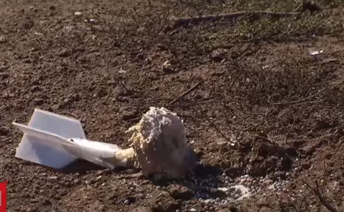 Боевики сбросили две самодельные бомбы на мирных людей / скриншот Боевики сбросили две самодельные бомбы на мирных людей / скриншот
