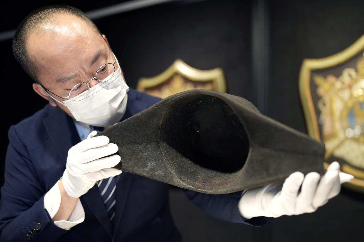 На аукционе продадут шляпу Наполеона / фото REUTERS