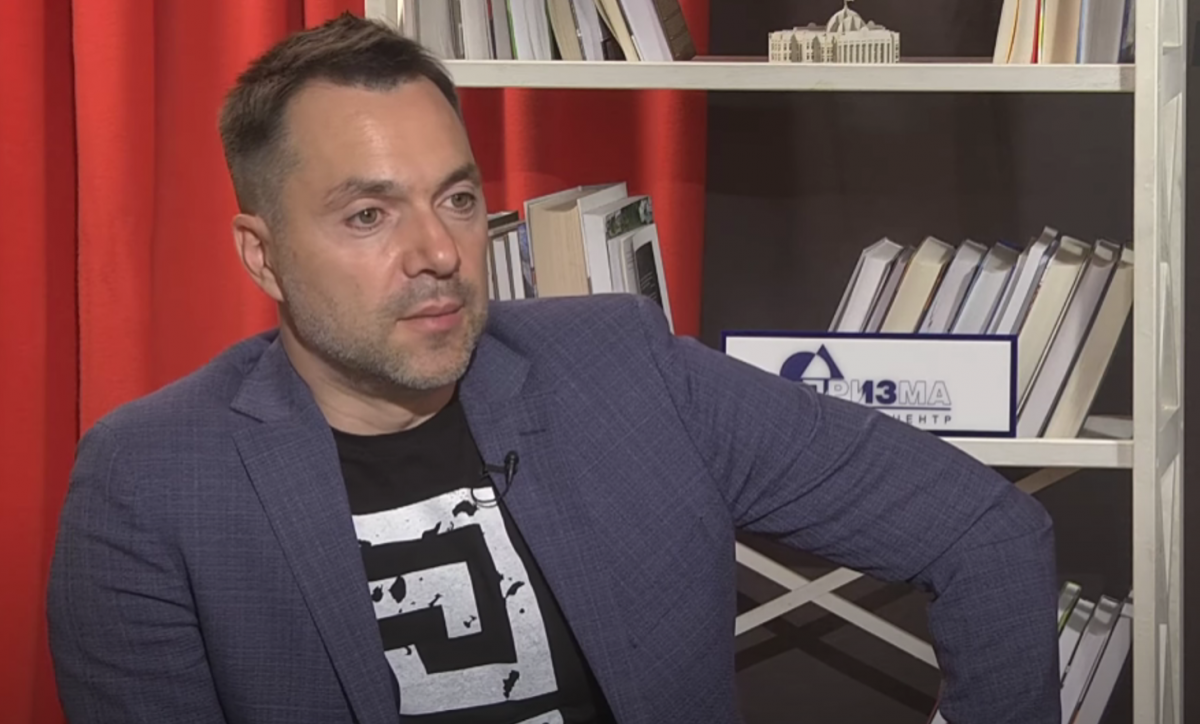 Пользователей удивил "двойник" Арестовича / скриншот Пользователей удивил "двойник" Арестовича / скриншот