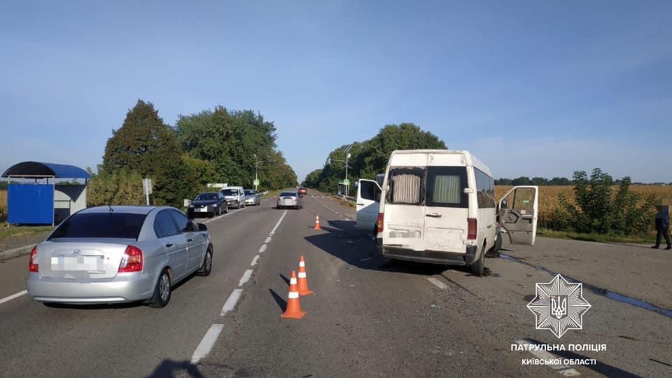 Авария почти парализовала движение / фото - facebook.com/kyivregionpatrolpolice Авария почти парализовала движение / фото - facebook.com/kyivregionpatrolpolice